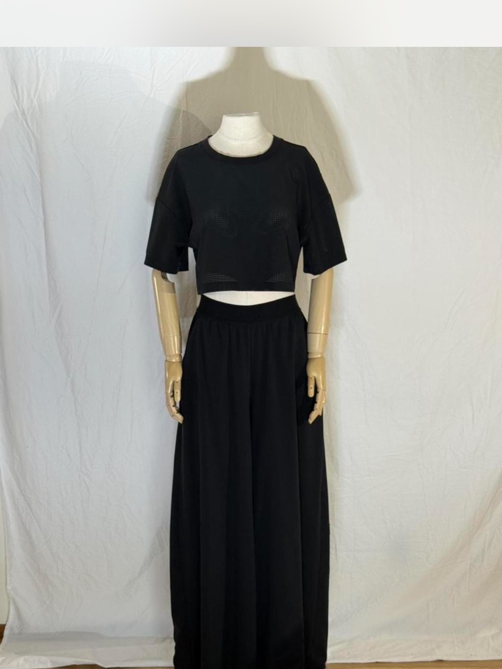 ALO Yoga Black pants set  - Flowing High-Waist Design
